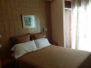 Hostal Creus Roses Buitenkant foto
